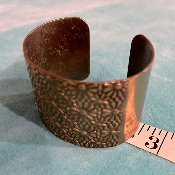 🌻HP🌻 3/$21 ⚡️ Brass Cuff Bracelet with Stamped Flowers - Picture 7 of 11